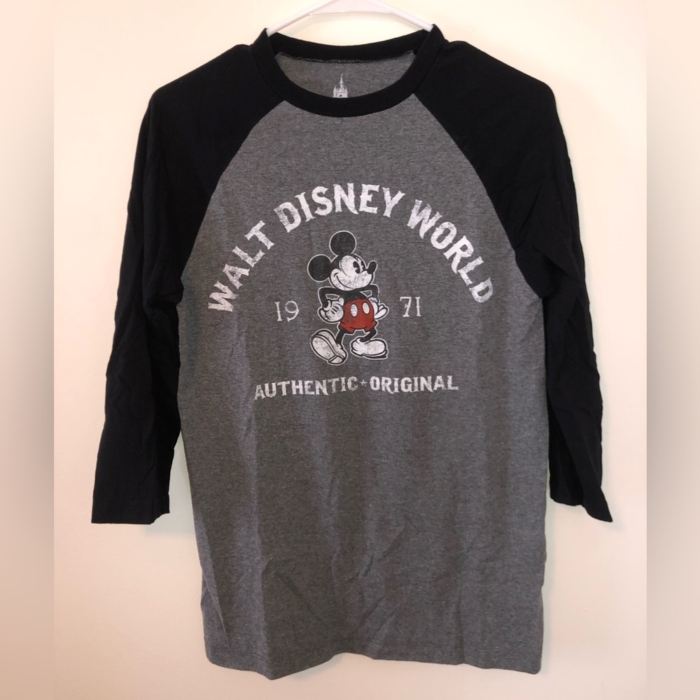 Disney Parks Men’s 3/4 Sleeve Shirt Small Black and Gray